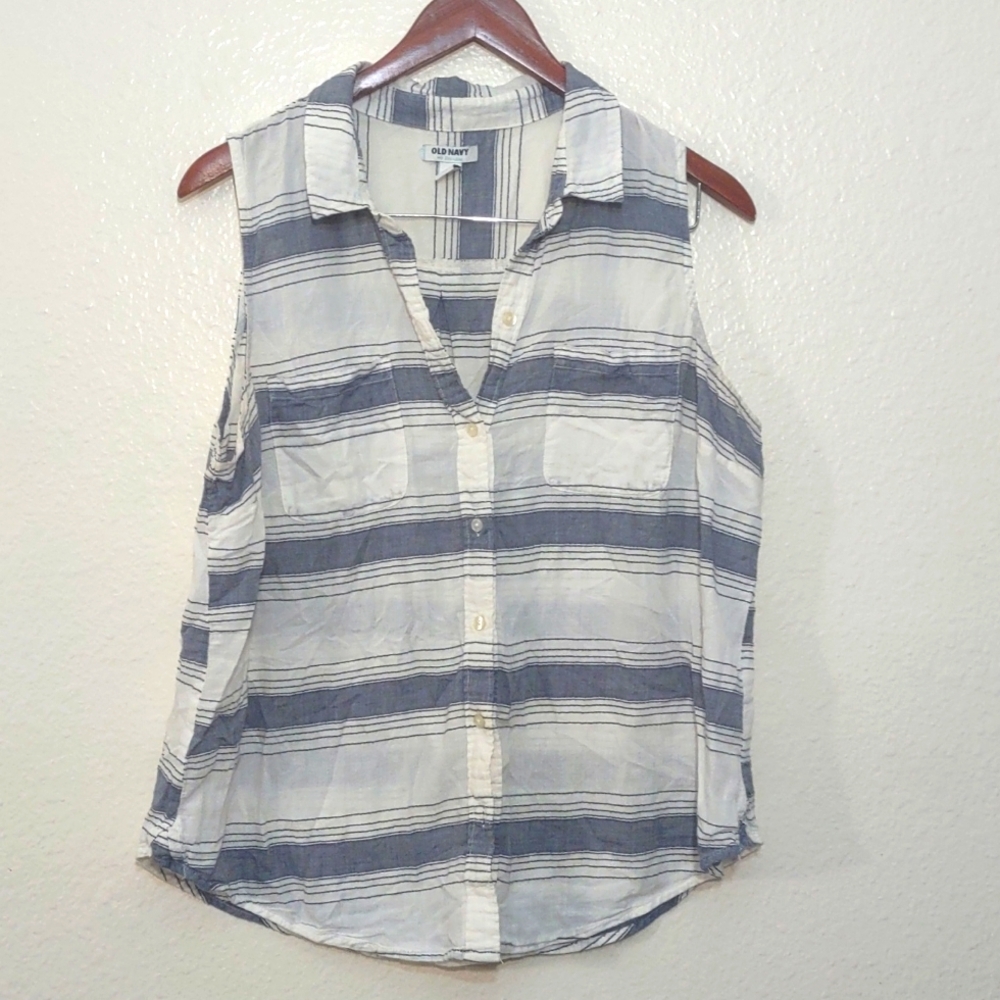 SLIGHTLY USED OLD NAVY SLEEVELESS BUTTON SHIRT HORIZONTAL STRIPES IN FRONT LARGE